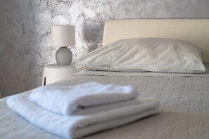 Iron/ironing board, free WiFi, bed sheets - Studio Apartment Miro (Grebaštica)