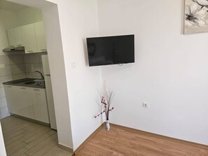 Fridge, microwave, stovetop, electric kettle - Studio Apartment Miro (Grebaštica)