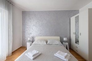 Iron/ironing board, free WiFi, bed sheets