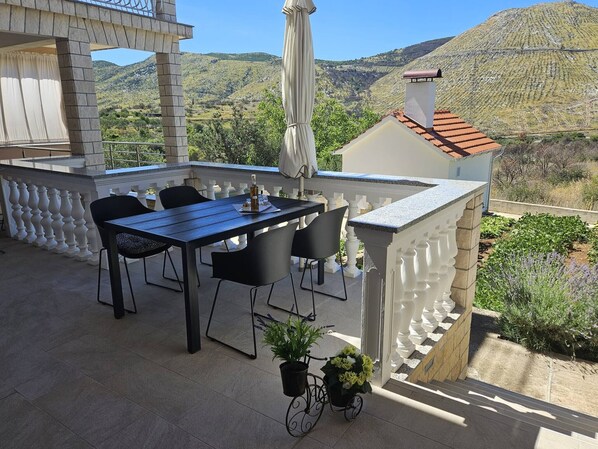 Outdoor dining - Apartments Miro - one bedroom apartment (Grebaštica)
