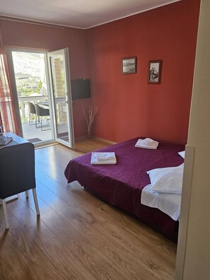 Iron/ironing board, free WiFi, bed sheets