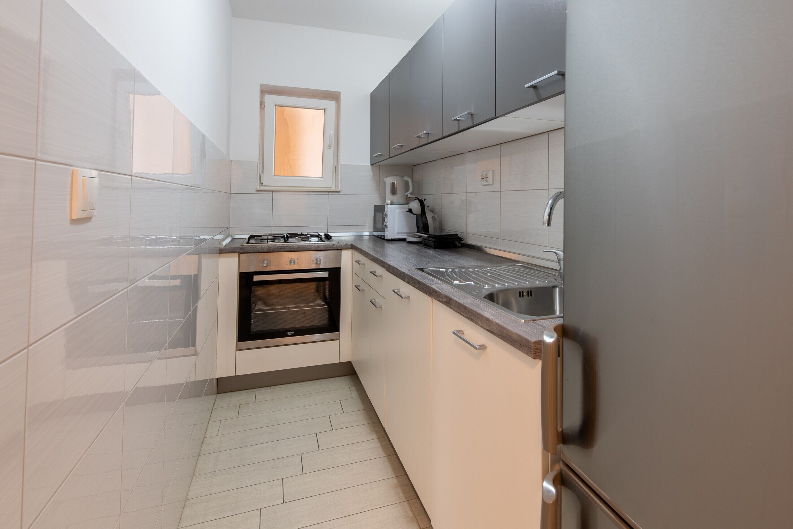 Coffee/tea maker, fridge, microwave, oven