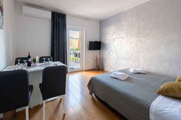 1 chambre, fer et planche à repasser, accès au Wi-Fi (inclus)