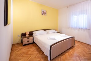1 habitación, tabla de planchar con plancha, wifi gratis y ropa de cama 