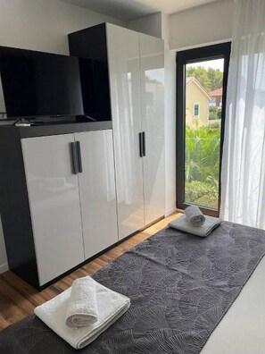 In-room safe, free WiFi, bed sheets