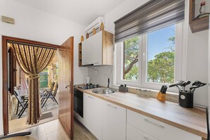 Een koelkast, een oven, een kookplaat, een vaatwasser