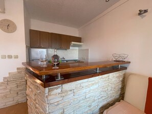 Kühlschrank, Ofen, Herdplatte, Wasserkocher mit Kaffee-/Teezubehör