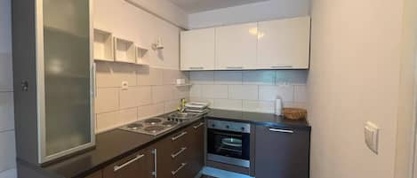 Refrigerador, horno, parrilla de estufa y utensilios de cocina