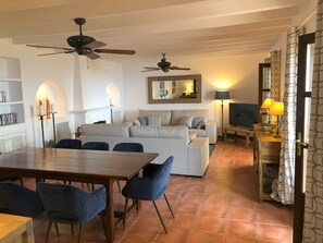 تلفزيون، مدفأة، كُتُب، شاشة كمبيوتر