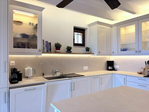 Geladeira, micro-ondas, fogão, cooktop