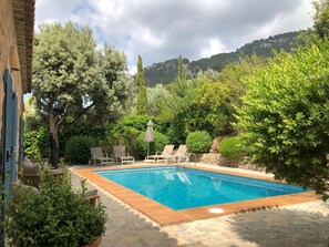 حمّام سباحة خارجي