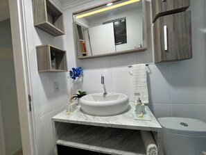 Haartrockner, Handtücher, Seife, Toilettenpapier