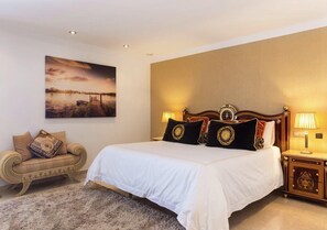 8 bedrooms - Modern Versace-themed Villa (Marbella)