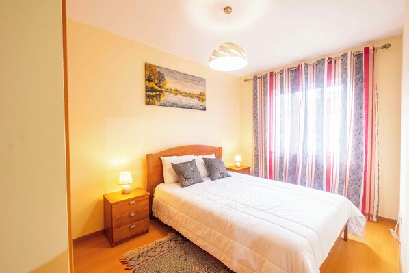 3 chambres, chambres insonorisées, fer et planche à repasser