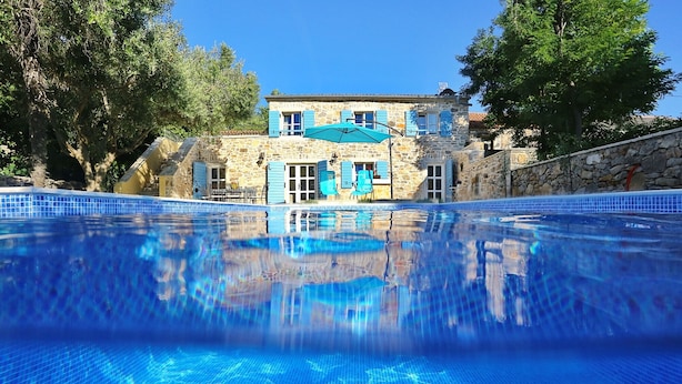 A swimming pool with a stone building in the background. - Villa Lemon ZadarVillas (Vir)