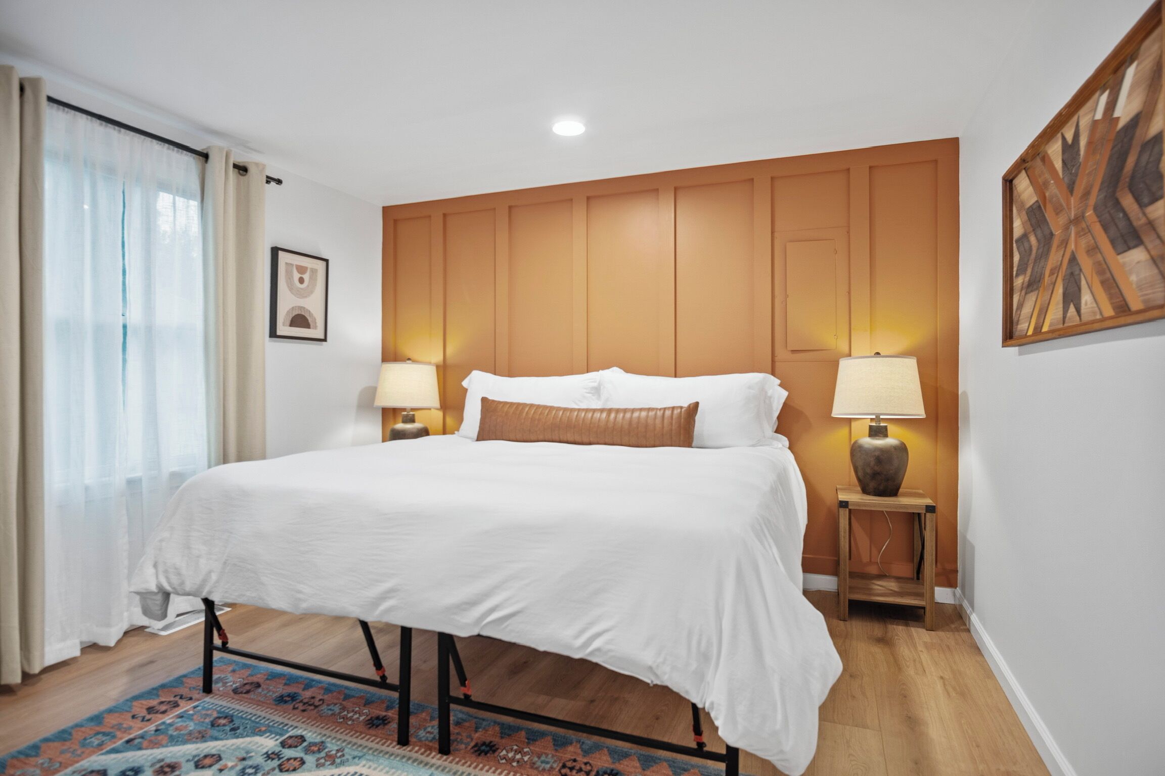 2 habitaciones, escritorio y tabla de planchar con plancha 