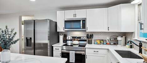 ثلاجة، ميكروويف، فرن، موقد طهي مسطح