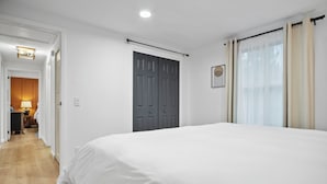 2 soverom, skrivebord, strykejern/-brett og reiseseng for barn