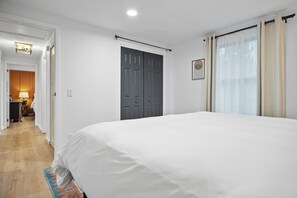 2 chambres, bureau, fer et planche à repasser, lit parapluie