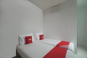 Habitación estándar con 2 camas individuales, 2 camas individuales | Espacio para trabajar con un portátil y ropa de cama