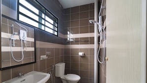 Een badkamer met een wit wastafel, toilet en douche.