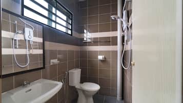 Shower, rainfall showerhead, free toiletries, bidet