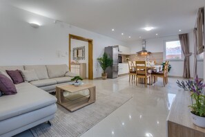 TV, fireplace - Villa Zlatni Dvori ZadarVillas (Ražanac)