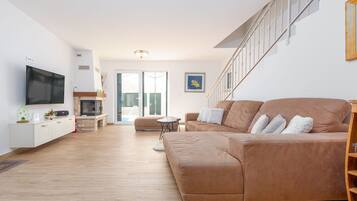 Una televisión, una chimenea