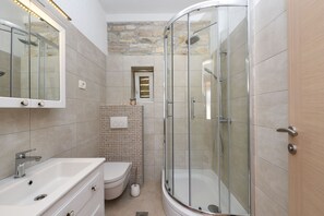 Shower, hair dryer, towels - Villa Granar ZadarVillas (Smilcic)