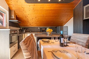 Kylskåp, mikrovågsugn, ugn och diskmaskin