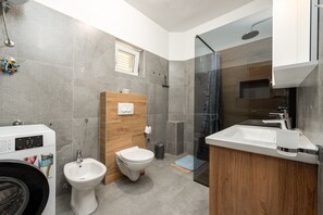 Een douche, handdoeken