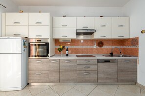 Kylskåp, mikrovågsugn, ugn och diskmaskin