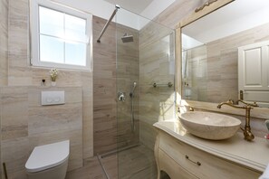 Douche, séchoir à cheveux, serviettes fournies