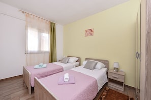 3 slaapkamers, een strijkplank/strijkijzer, gratis wifi, beddengoed