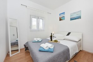 2 chambres, fer et planche à repasser, Wi-Fi gratuit, draps fournis