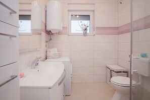 Dusche, kostenlose Toilettenartikel, Haartrockner, Handtücher