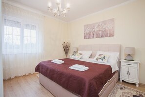 3 bedrooms, desk, iron/ironing board, free WiFi