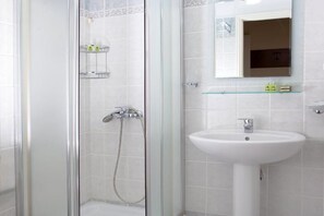 Standard Double or Twin Room | Bathroom | Hair dryer, soap, shampoo, toilet paper - Egli Hotel (Andros)