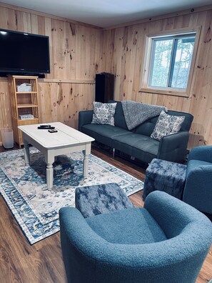 Smart TV, fireplace - Trails End
Ski, Hike, Charge, and Unwind (Thornton)