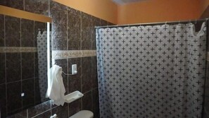 Serviettes fournies, savon, papier toilette