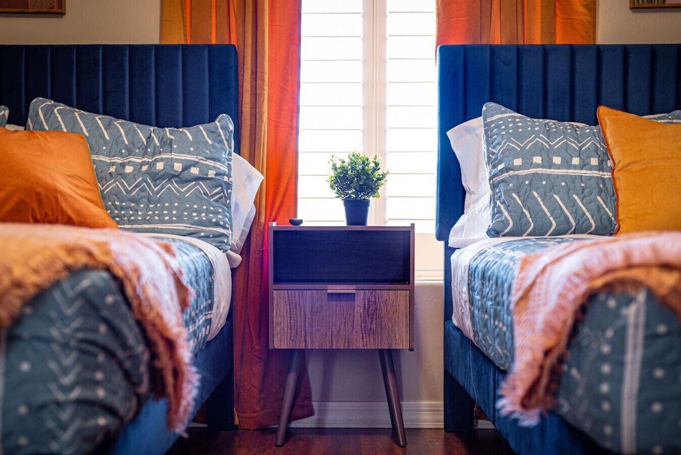 4 soverom, skrivebord, strykejern/-brett og reiseseng for barn