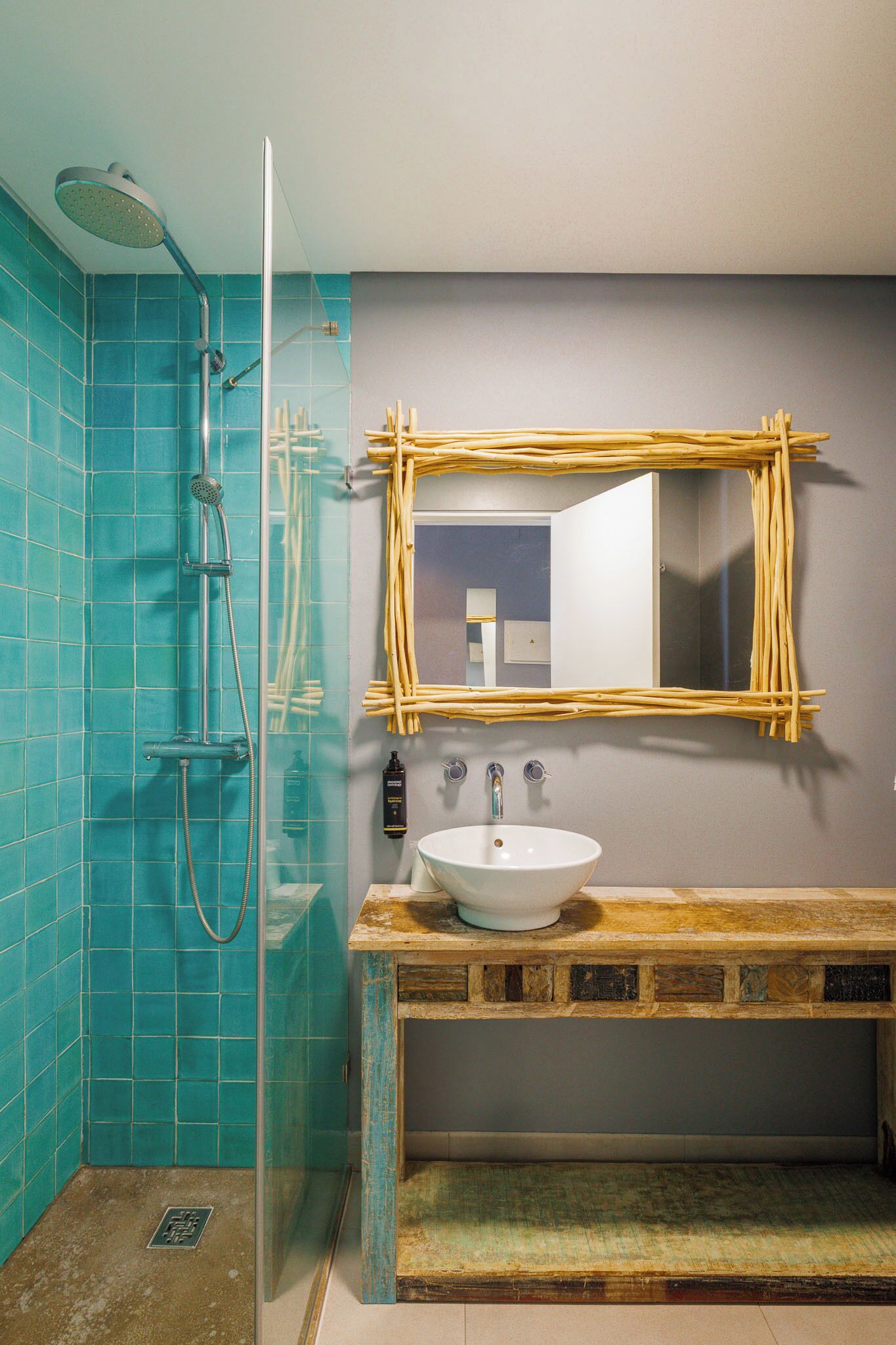 Habitación superior con 1 cama doble o 2 individuales, no fumadores, vistas a la playa | Baño | Ducha, secador de pelo, zapatillas y toallas