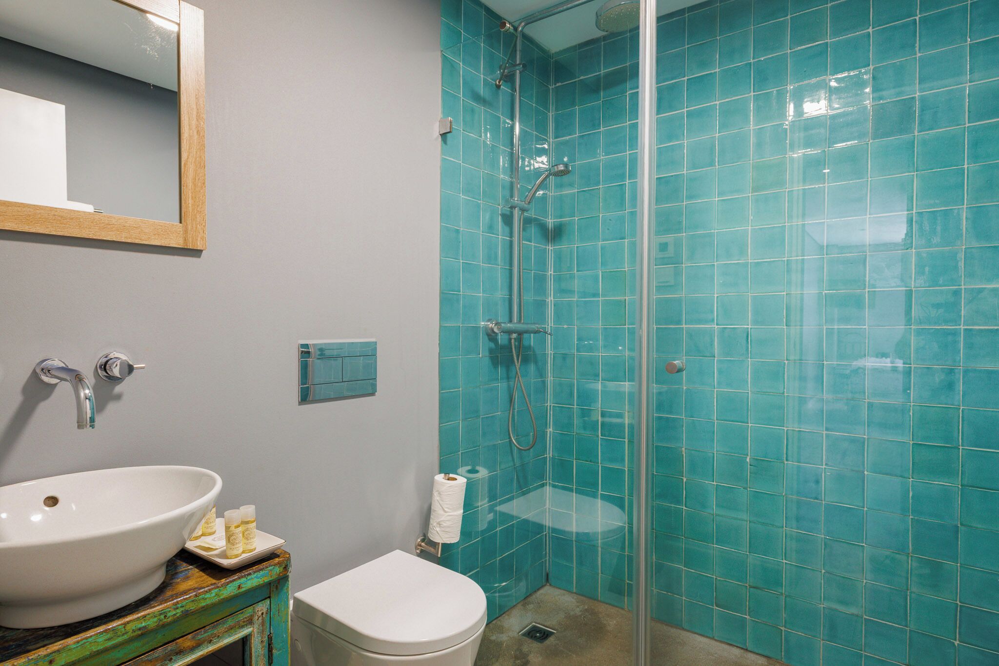 Deluxe-Doppel- oder -Zweibettzimmer, Nichtraucher, Strandblick | Badezimmer | Dusche, Haartrockner, Hausschuhe, Handtücher
