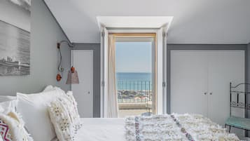 Habitación panorámica con 1 cama doble o 2 individuales, vistas a la playa | Caja fuerte, cortinas opacas, tabla de planchar con plancha