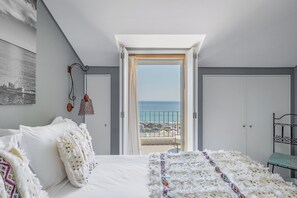 Panoramic Double or Twin Room, Beach View | In-room safe, blackout curtains, iron/ironing board (on request) - Casa da Praça (Sesimbra)