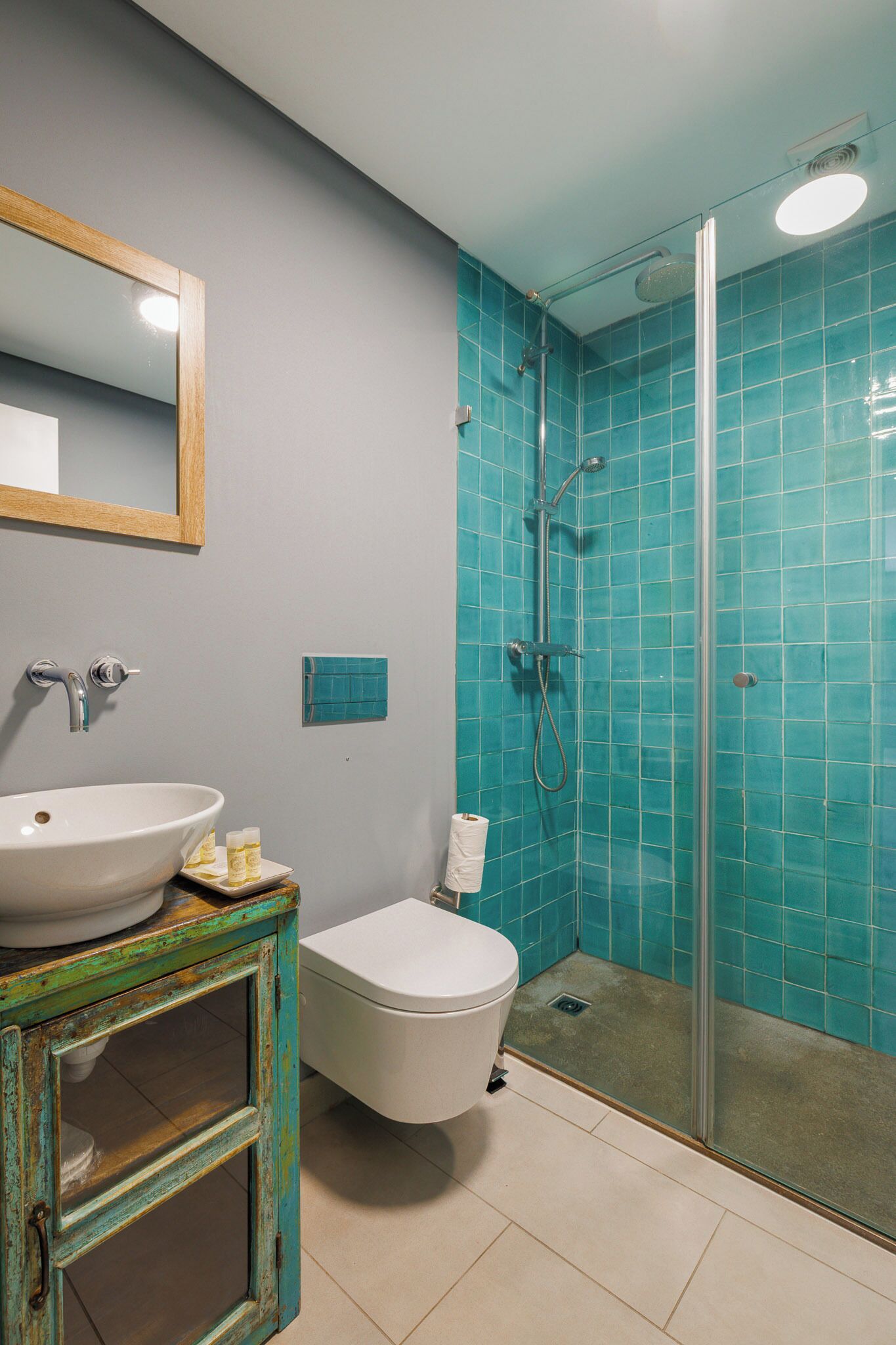 Chambre Deluxe double ou avec lits jumeaux, non-fumeur, vue sur la plage | Salle de bain | Douche, séchoir à cheveux, pantoufles, serviettes fournies
