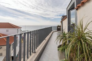 Panoramic-Vierbettzimmer, Strandblick | Terrasse/Patio