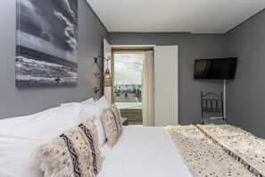 In-room safe, blackout drapes, iron/ironing board, free rollaway beds - Casa da Praça (Sesimbra)