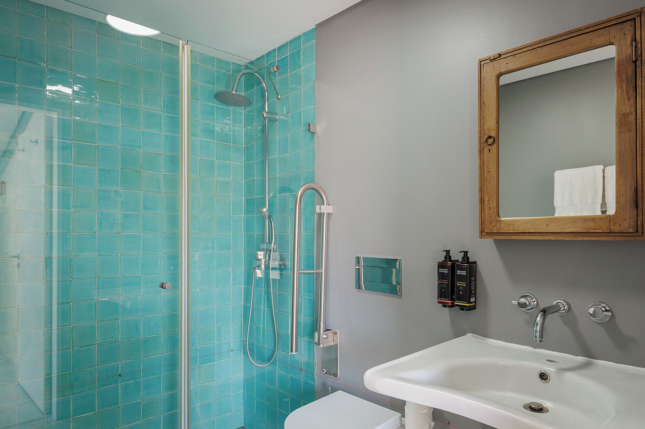 Habitación cuádruple panorámica, vista a la playa | Baño | Regadera, secadora de cabello, pantuflas, toallas 