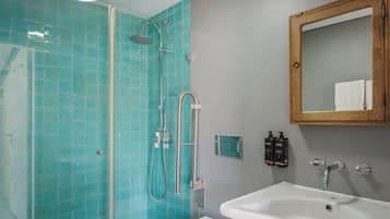 Habitación cuádruple panorámica, vista a la playa | Baño | Regadera, secadora de cabello, pantuflas, toallas